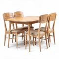Conjunto de mesa retangular em madeira clara com seis cadeiras estofadas em tecido bege 150 x 90 x 75cm