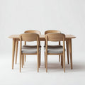Mesa de jantar em madeira clara com quatro cadeiras estofadas cinzas 120 x 80 x 75cm